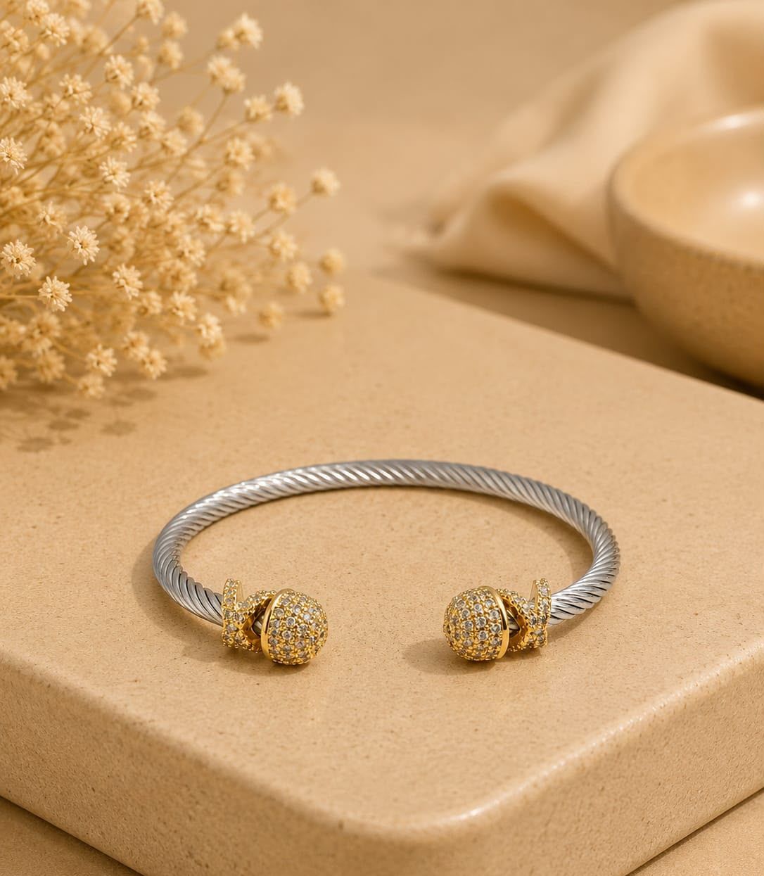 Pulseira Cuff Trançada — esferas cravejadas banhadas a ouro 18K