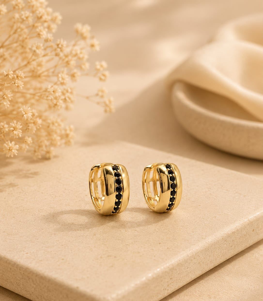 Brinco Argola Canal — zircônia preta banhado a ouro 18K