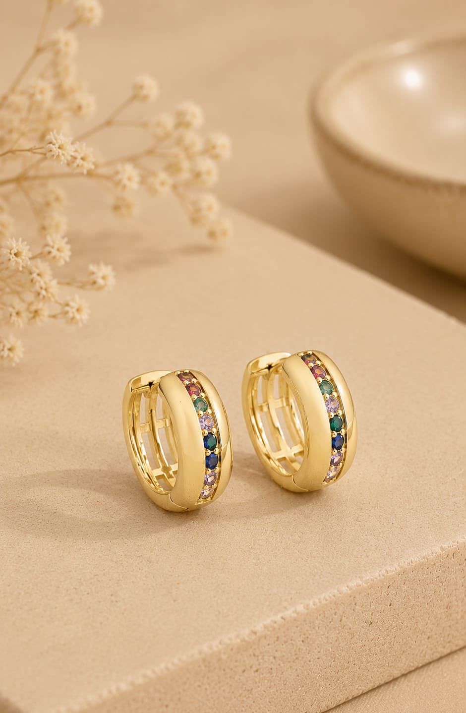 Brinco Argola Cravejada Multicolor — huggie banhado a ouro 18K