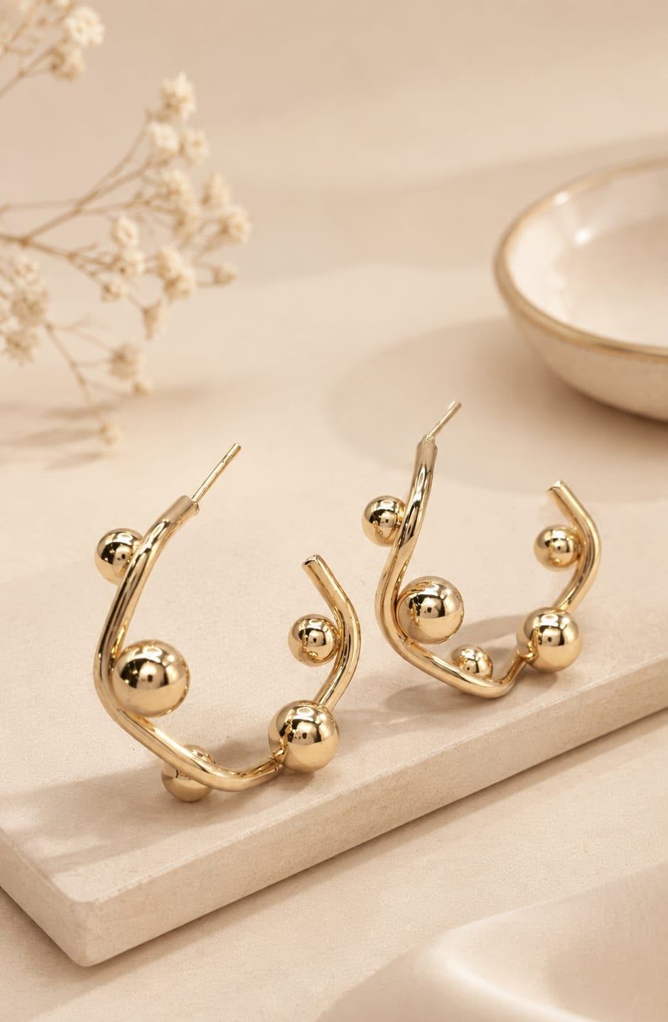Brinco Argola Orgânica — esferas polidas banhado a ouro 18K