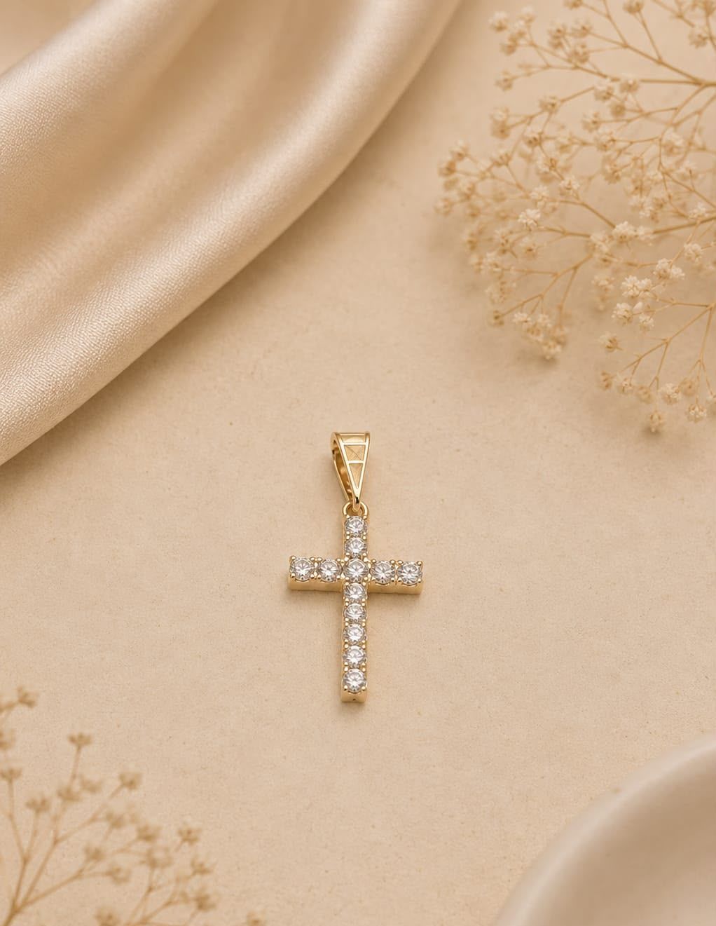 Pingente Cruz — cravação de zircônias banhado a ouro 18K