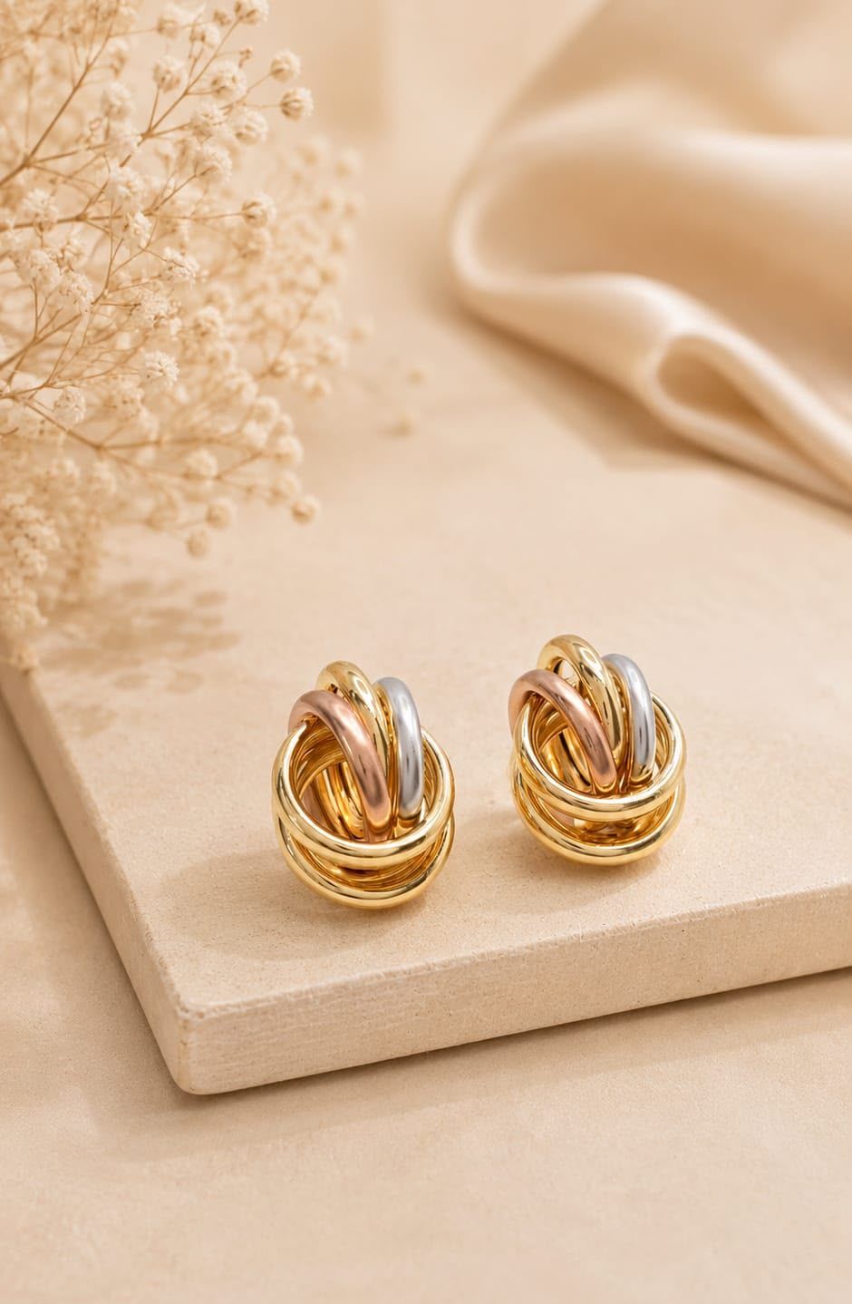 Brinco Nó Tricolor — botão trançado banhado a ouro 18K