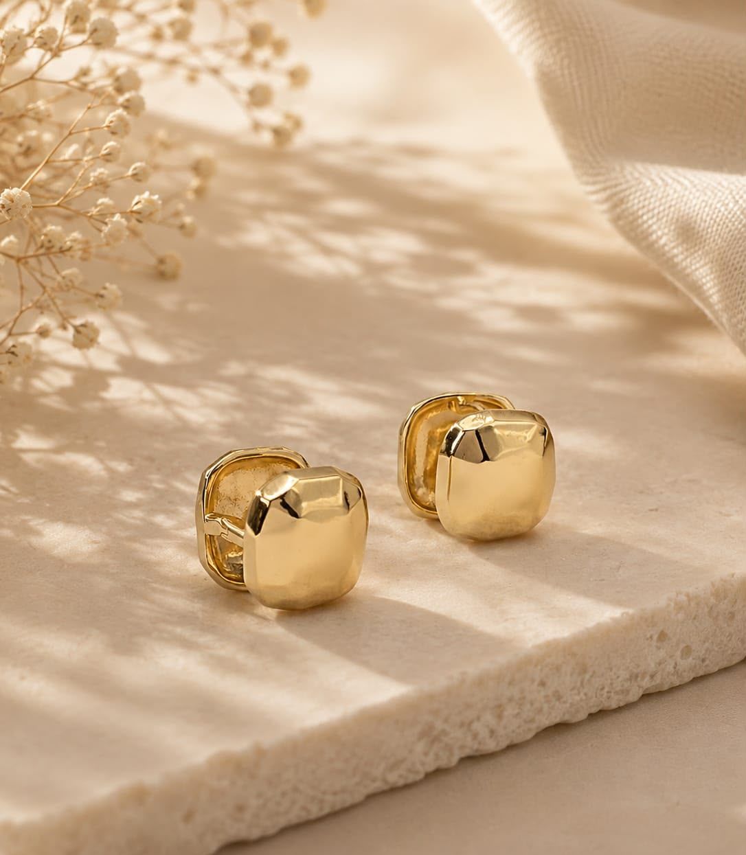 Brinco Nugget Facetado — botão irregular banhado a ouro 18K