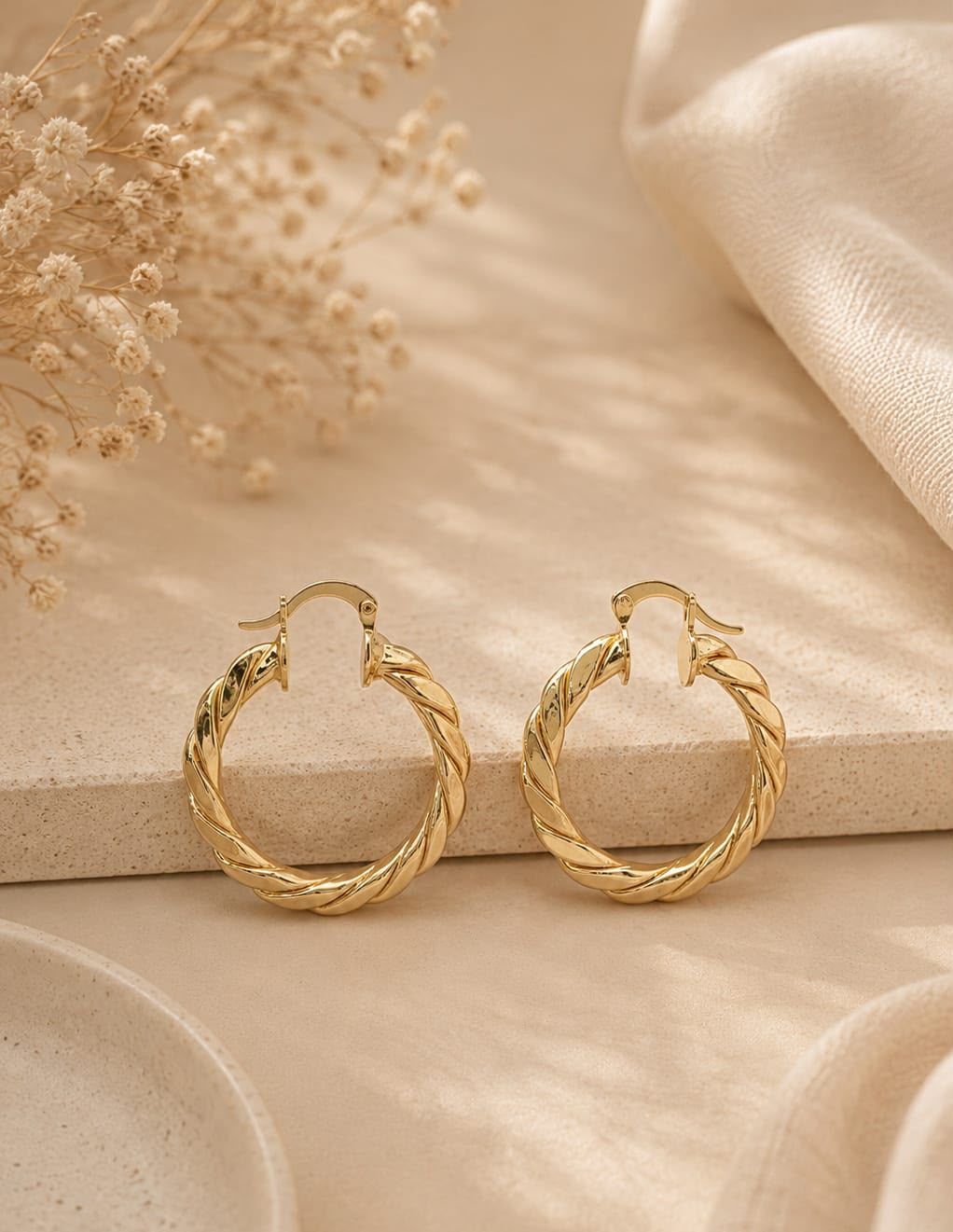 Brinco Argola Torcida — efeito cordão banhado a ouro 18K