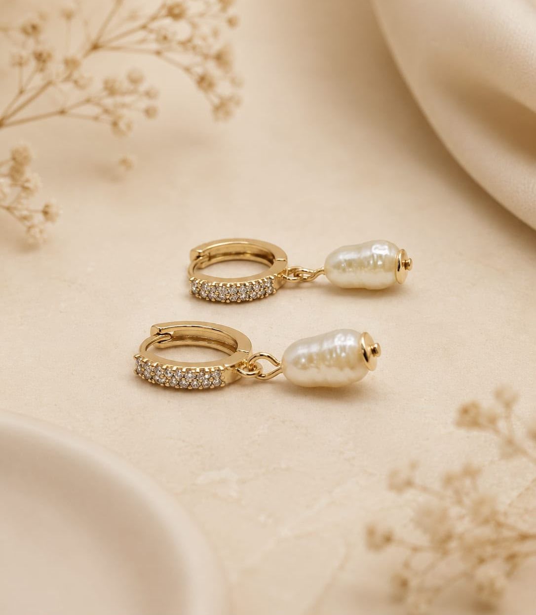 Brinco Argola com Pérola Barroca — huggie cravejado banhado a ouro 18K