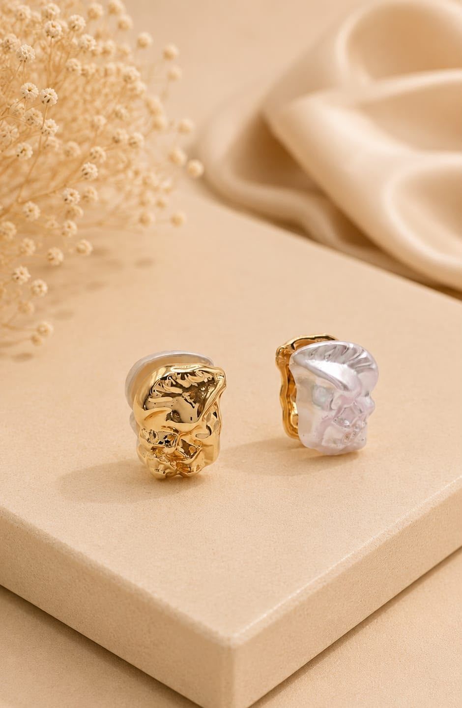 Brinco Nugget Bicolor — silhueta martelada banhada a ouro 18K