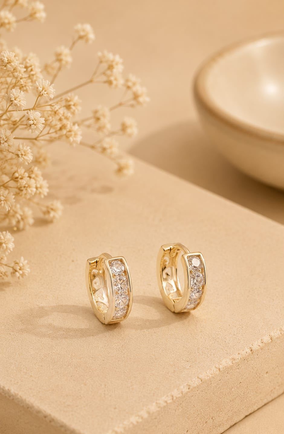 Brinco Argola Canal — cravação de zircônias banhado a ouro 18K
