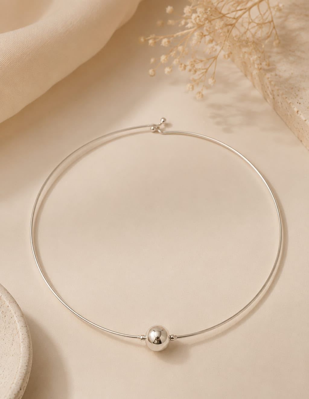 Colar Choker Órbita — fio rígido com esfera banhado a ouro 18K