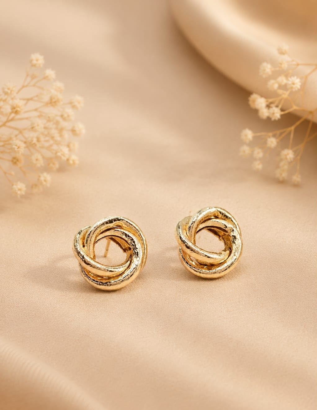 Brinco Nó Martelado — nó entrelaçado banhado a ouro 18K