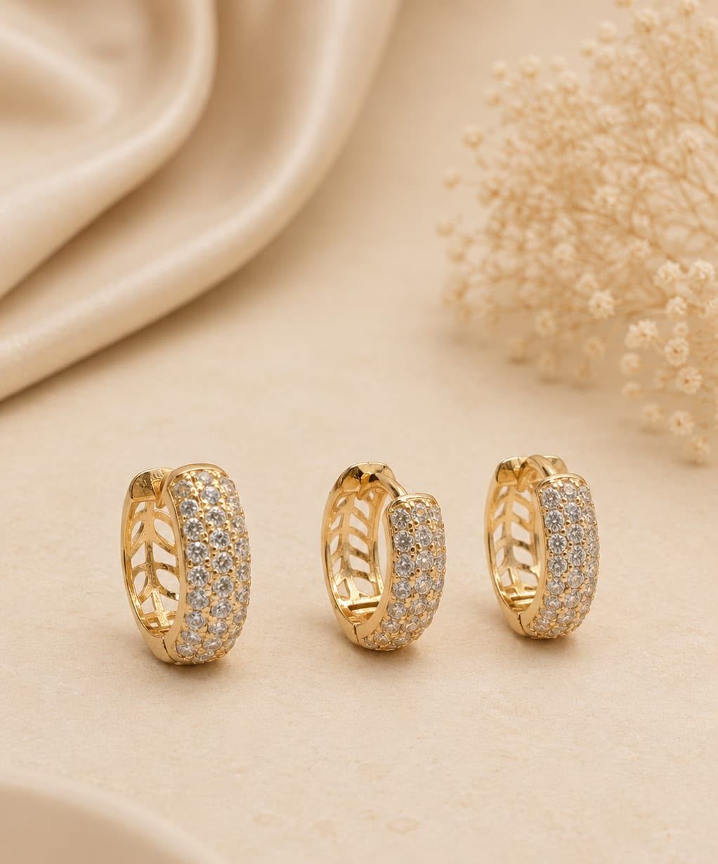 Brinco Argola Aurora — argola vazada cravejada banhada a ouro 18K